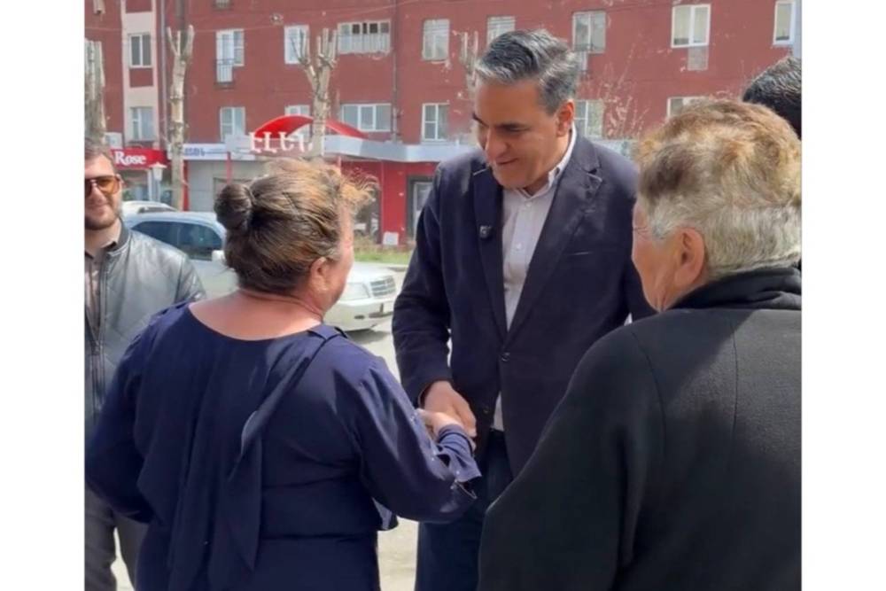 «Դու իմ տղուն փրկել ես»․ գյումրեցիները մոտեցել են Արման Թաթոյանին և շնորհակալություն հայտնել տարիներ առաջ որպես ՄԻՊ՝ իրենց օգնելու համար