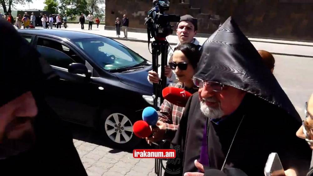 Փաշինյանի ո՞ր աշխատանքն էիք օրհնում, Վեհափառին հանգստի կոչելու՞. լրագրողը` Հայկազուն սրբազանին