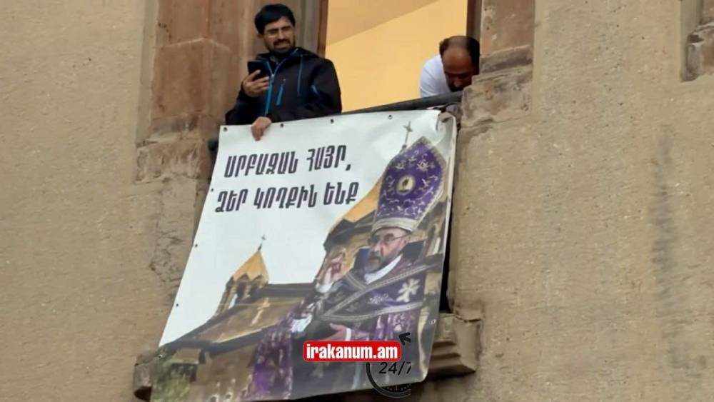 Իրավիճակը սրվեց. Միքայել Սրբազանի նկարով պաստառ ցուցադրեցին Մակրոնին. ոստիկաններ բերվեցին