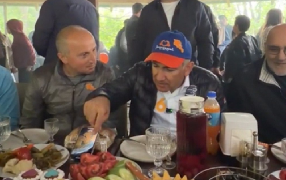 «Սոված էլ ենք», «Գառան ու խոզի միս ա», «Էս ինչ լավն ա». Փաշինյանին կրկին խորոված են հյուրասիրում