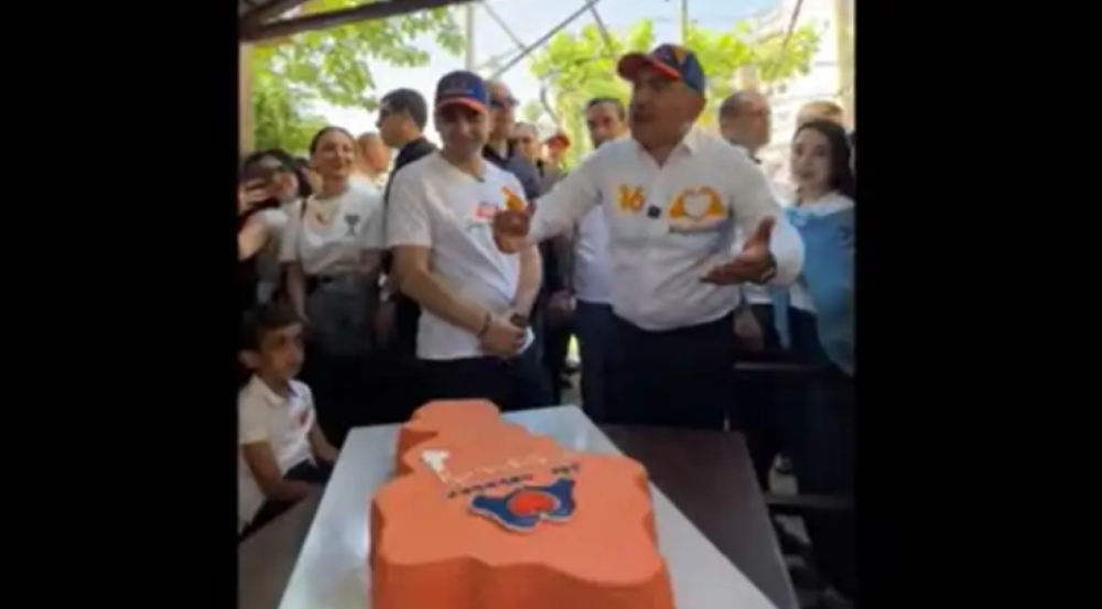 Խնդրում եմ՝ Հայաստանի քարտեզով տորթ ընդհանրապես չանել. Փաշինյանը թույլ չի տվել կտրել Հայաստանի քարտեզի տեսքով տորթը