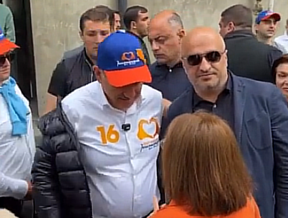 Ինձ գործից հանել են, կինը լացելով մոտեցավ Փաշինյանին․ ամուսնուս ասել եմ՝ գամ նկարվեմ