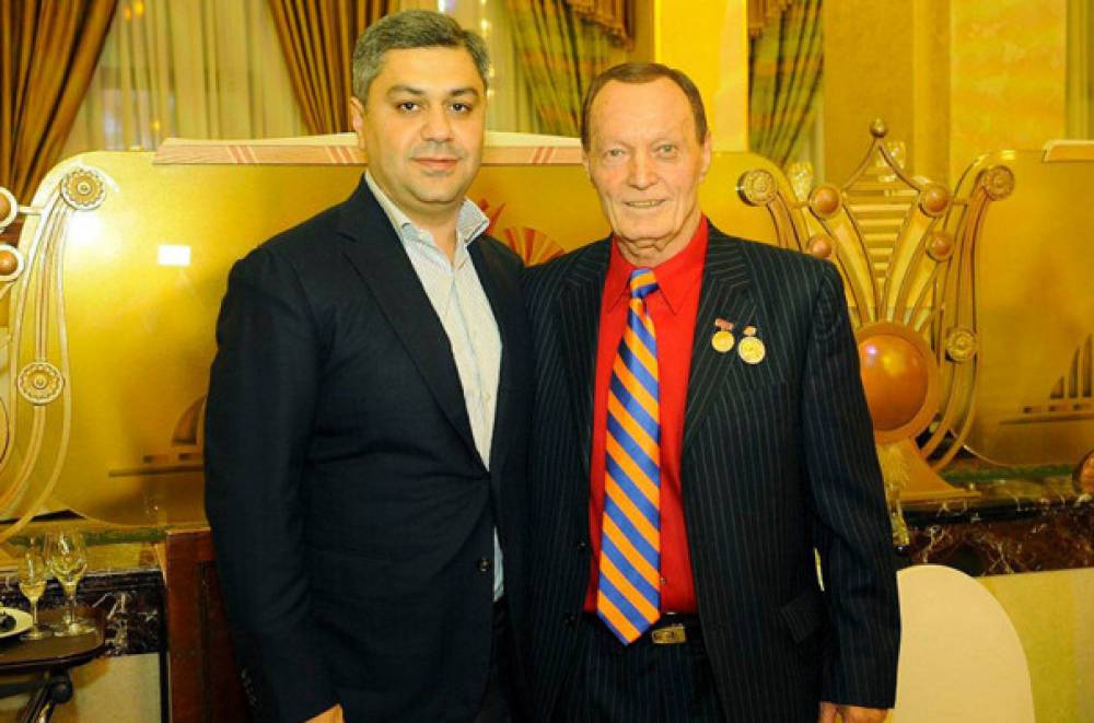 Արթուր Վանեցյանը Սերգեյ Բոնդարենկոյին պարգևատրել է Հայաստանի ֆուտբոլի ֆեդերացիայի ոսկե մեդալով