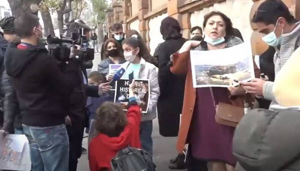 Հադրութցիների բողոքի ակցիան՝ նախագահական նստավայրի մոտ. ՈՒՂԻՂ ՄԻԱՑՈՒՄ