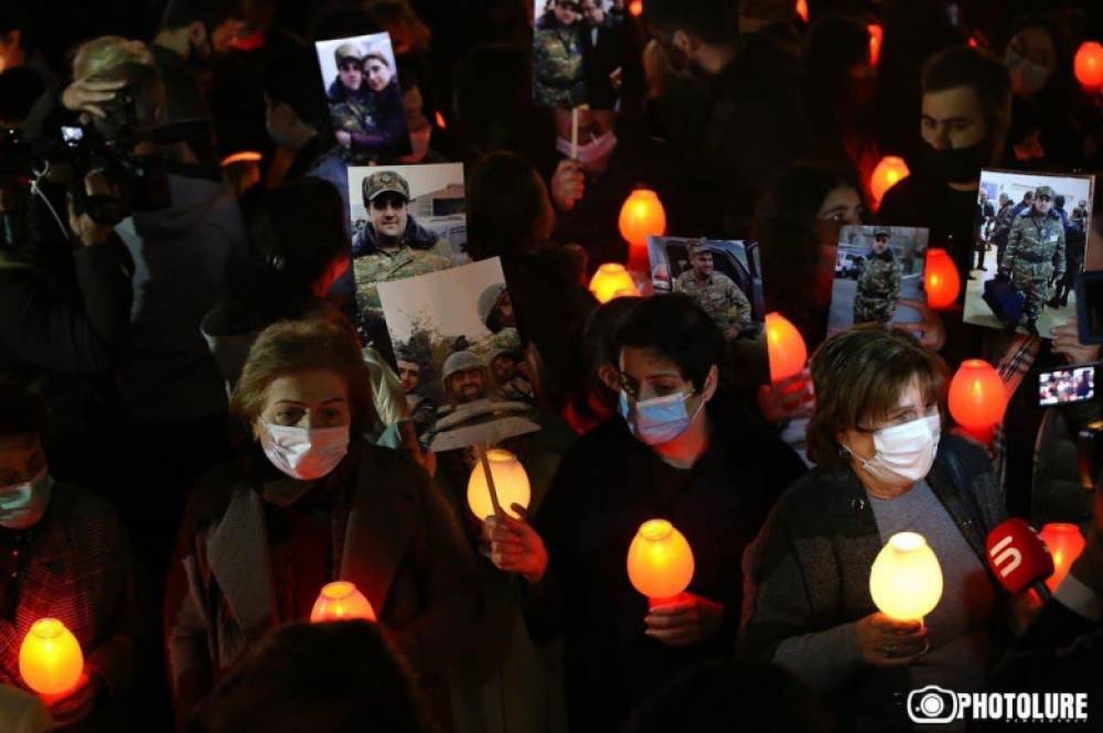 Զոհված զինվորների մայրերը երթի են եկել իրենց որդիների լուսանկարներով