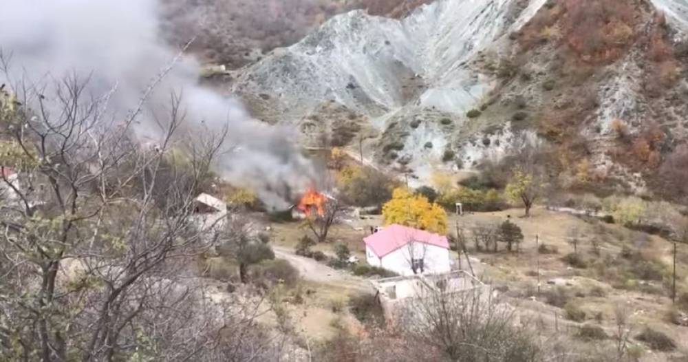 Քարվաճառ, Դադիվանքի մոտ. մարդիկ հեծկլտալով, իրենց ձեռքերով վառում են տարիներով սարքած տներն ու սպասում, որ վառվեն մինչև վերջ (տեսանյութ)