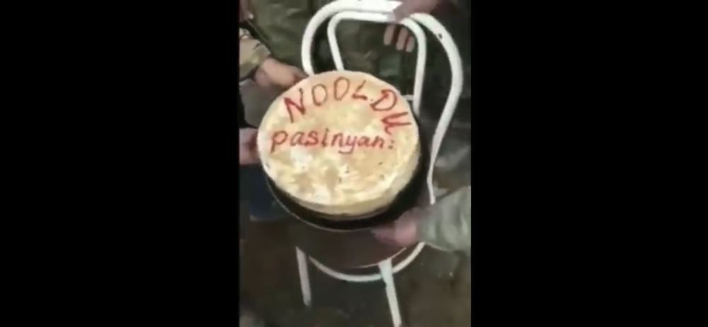 Ադրբեջանցի զինվորները Նիկոլ Փաշինյանի պատվին տորթ են պատրաստել (տեսանյութ)