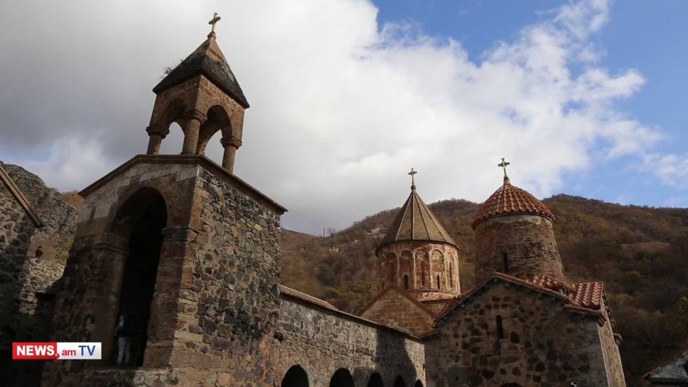 Աստծո օրհնությունն ավելի մեծ է, քան ստորագրողների գործը. Տեր Հովհաննեսը մնում է Դադիվանքում, որն այս օրերին բազմամարդ է