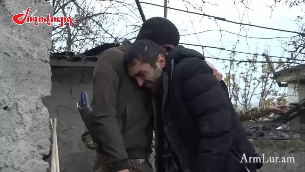 Ստեփանակերտում ռմբակոծության հետեւանքով զոհվել են տատն ու 2 թոռները.Armlur.am (տեսանյութ)