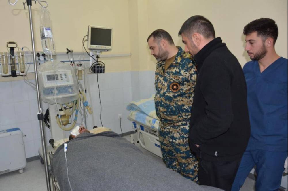 Արցախի ԱԻՊԾ տնօրենն այցելել է այսօր ականի պայթյունից տուժած ծառայակիցներին  (լուսանկարներ)