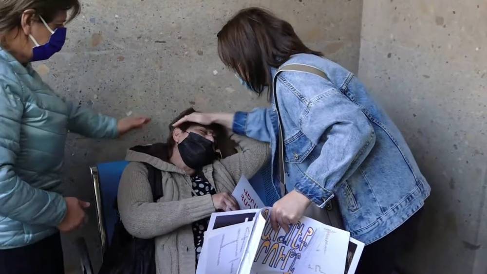 Ինչո՞ւ ստորագրեցիր, մեզ հարցրե՞լ ես, գնամ հորս գերեզմանին, ի՞նչ ասեմ. հադրութցի կինը՝ Փաշինյանին