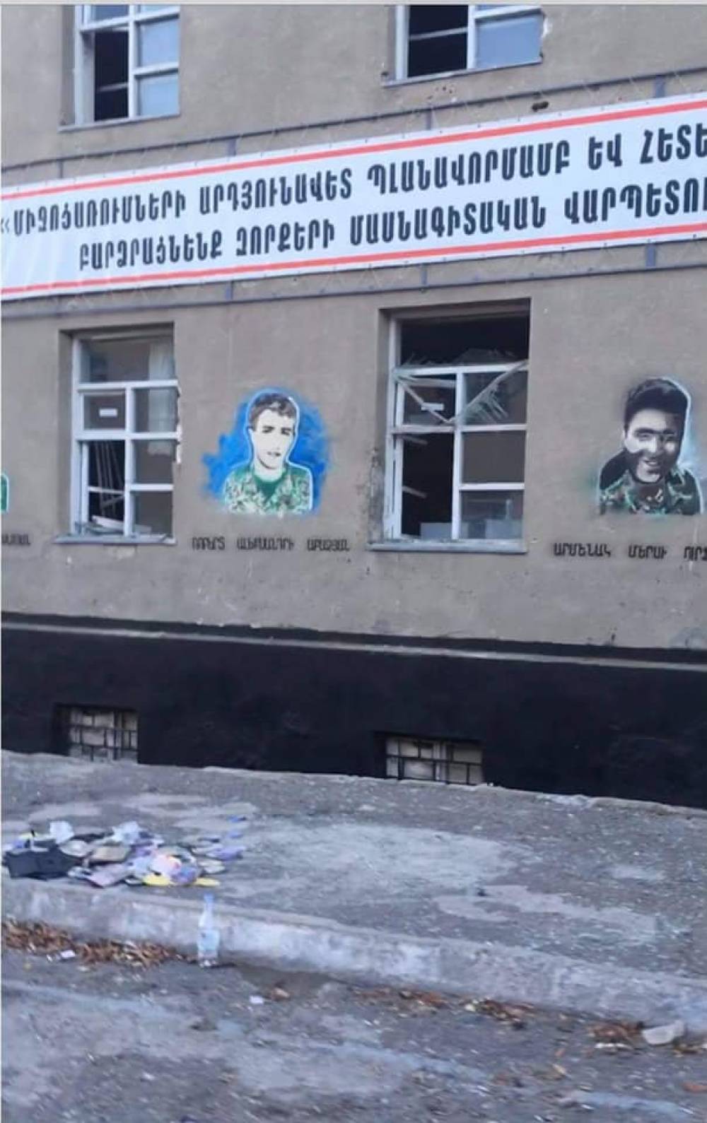 Հրետակոծության ժամանակ նկարներից եվ ոչմեկը չեն վնասվել, հարվածի հետեվանքով վնասվել է շինությունը