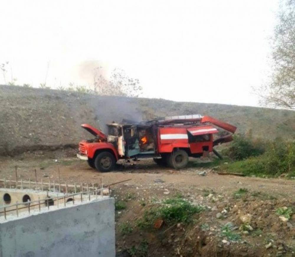 Հրթիռակոծվել է Ասկերանի շրջանային արտակարգ իրավիճակների բաժնի հրշեջ մեքենան. Արցախի ԱԻՊԾ (լուսանկարներ)