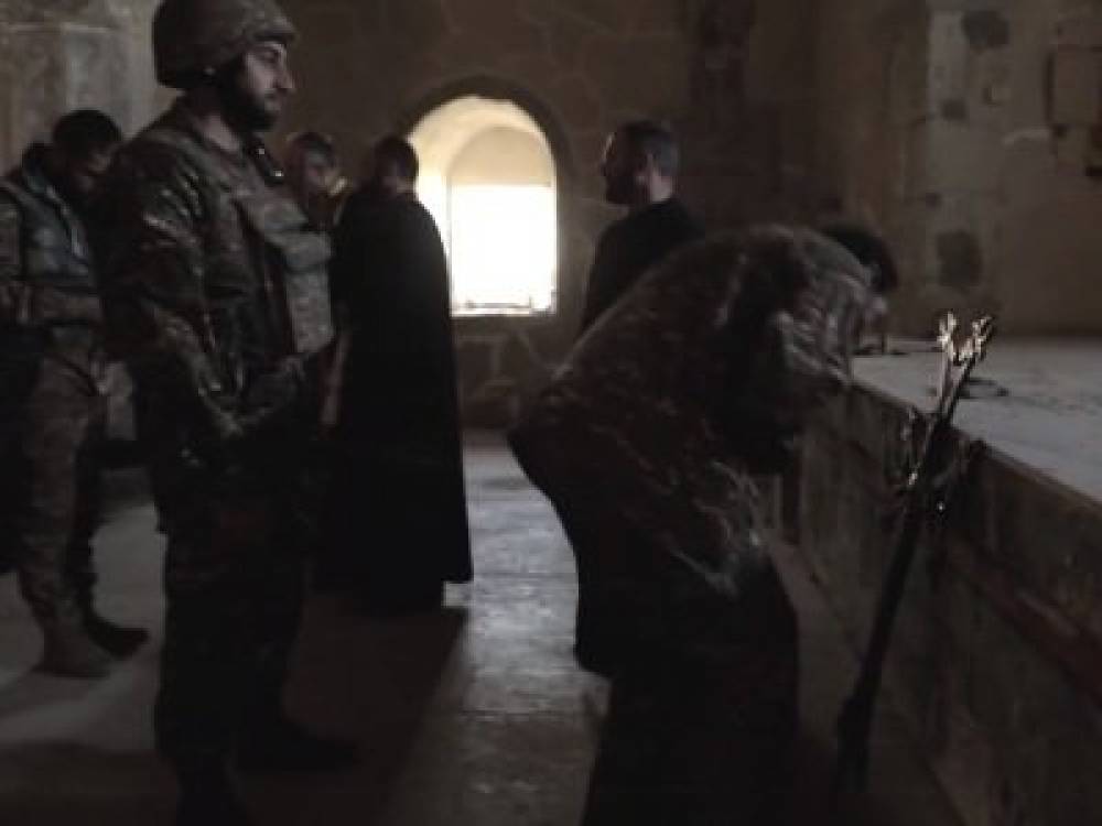 Հրետակոծության տակ զինվորականն ու հոգեւորականը Արցախում տեղադրում են եկեղեցու խաչը (տեսանյութ)