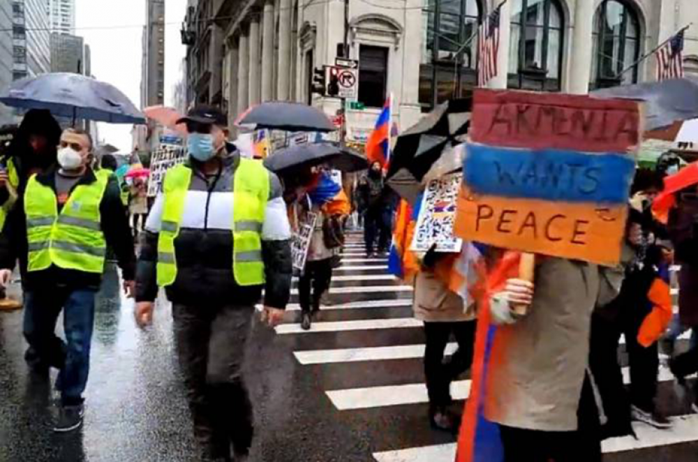 Լուսաբանիր ճշմարտությունը. հայերը քայլերթով շարժվեցին The New York Times-ի դիմաց (տեսանյութ)