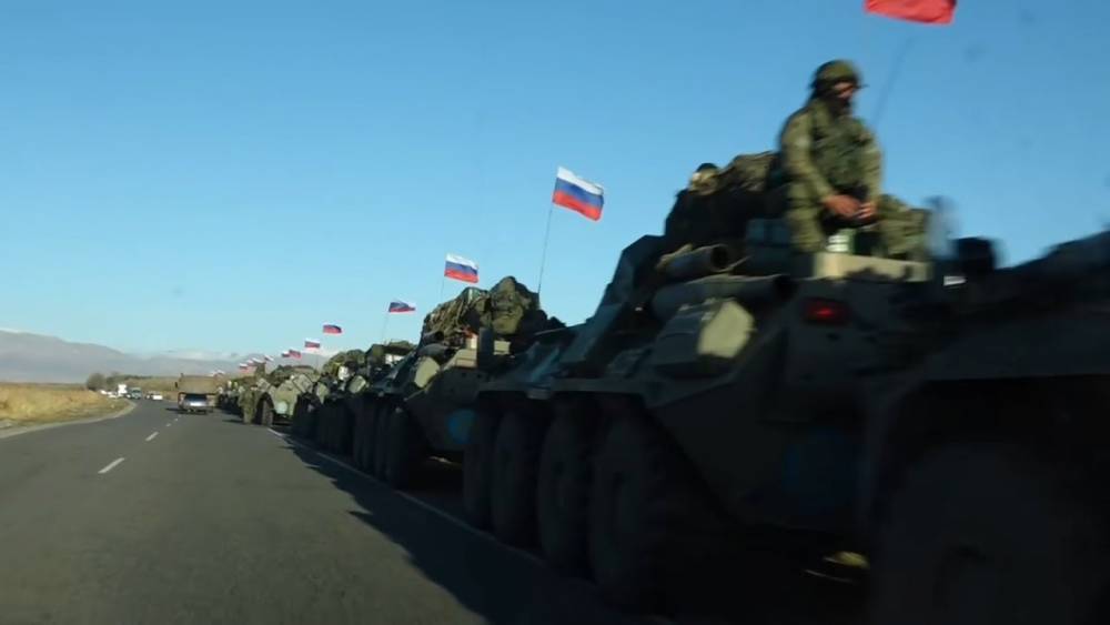 Ռուս խաղաղապահներն ու զինտեխնիկայի շարասյունը՝ Արցախի ճանապարհին (տեսանյութ)