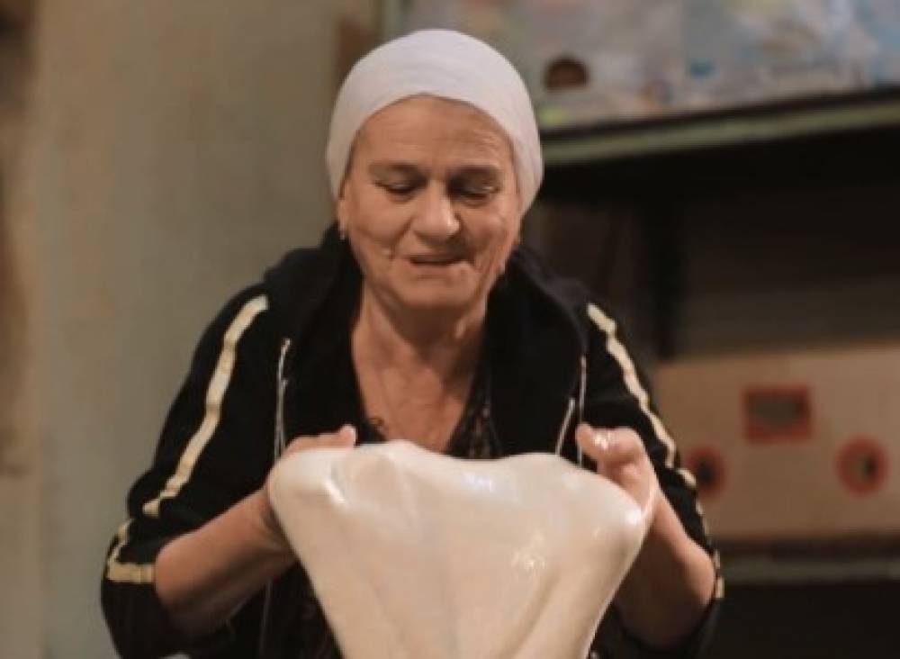 Սա սուրբ հող է, բիբլիական հող է, իրավունք չունենք տալու. Ստեփանակերտցի կինը մնացել է քաղաքում և հաց է թխում (տեսանյութ)