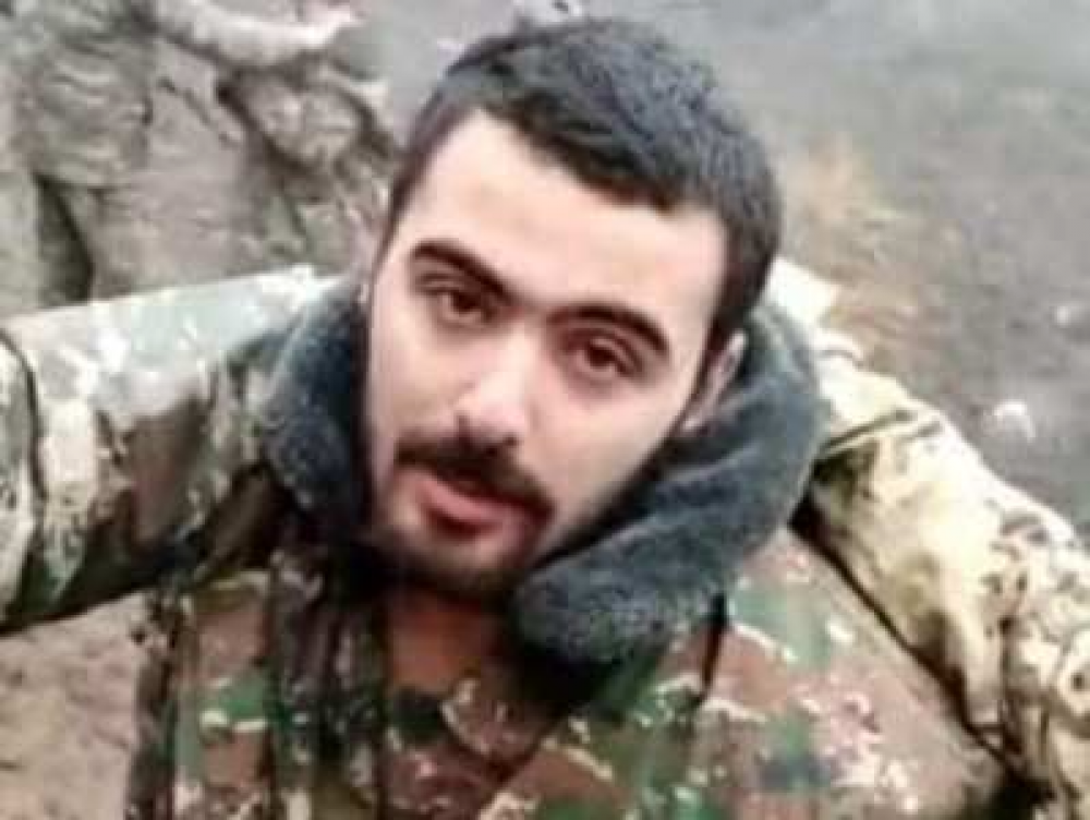 18-ամյա Էրիկ Խաչատրյանն է. գերեվարված զինվորը. Էս պահին արդեն Կարմիր Խաչը սկսել է իր գործն անել. Նաիրա Զոհրաբյան