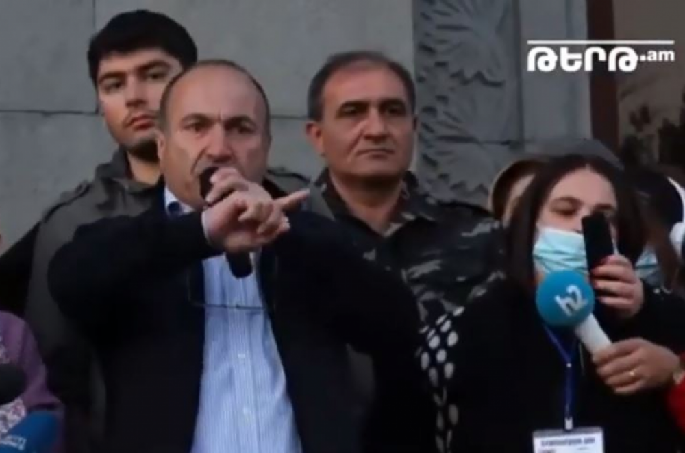 Ամոթ նրան, ով կասի՝ մեր զինվորը չի կռվել, նա չի տեսել զինվորին, որ արյունաքամ հասնում էր հոսպիտալ, ասում էր՝ 4 ընկերներս մնացին, նրանցից լուր չունեմ. բժիշկ Տարոն Տոնոյան (տեսանյութ)