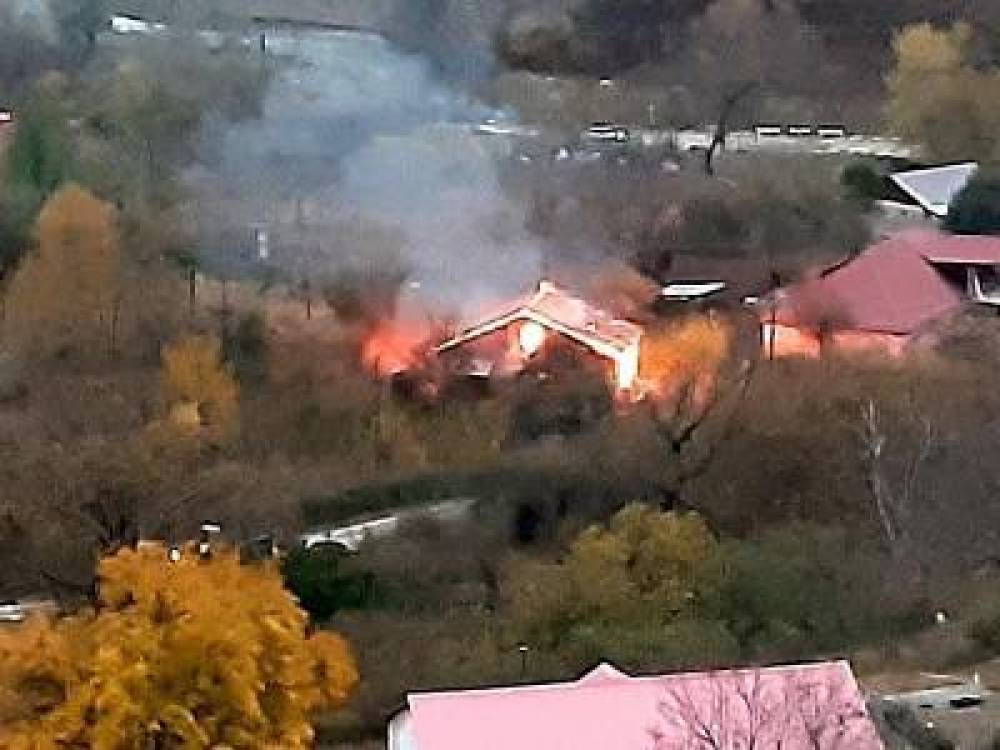 «Անիծվեք դուք». Արցախում մարդիկ իրենց ձեռքով քանդում, այրում են իրենց տունը ու հեռանում