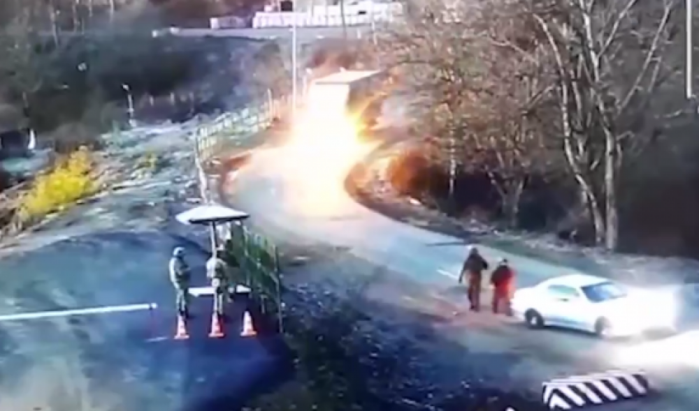 Ադրբեջանցիք սադրում են մեր մարդատար մեքենայի մեջ գտնվող մարդկանց, ինչ-որ առարկա տշելով մեքենայի վրա, որը ռուս խաղահապահը հավաքում ու դեն է շպրտում. Տեսանյութ