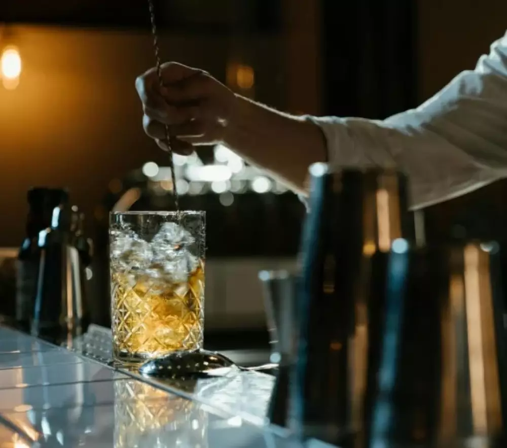 Ամուսինը կնոջը մենակ է թողել բարում, երբ վերջինը պատահաբար պատվիրել է ավելի քան 2000 դոլար արժողությամբ կոկտեյլ