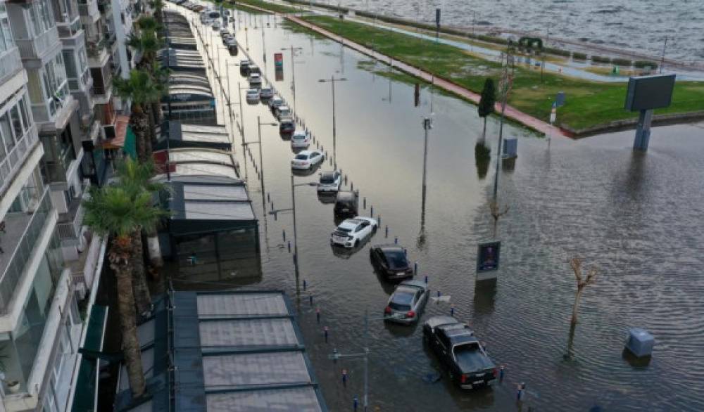 Թուրքիայում հորդառատ անձրեւները հեղեղումների պատճառ են դարձել քաղաքներում․ Իզմիրում ծովը դուրս է եկել ափերից