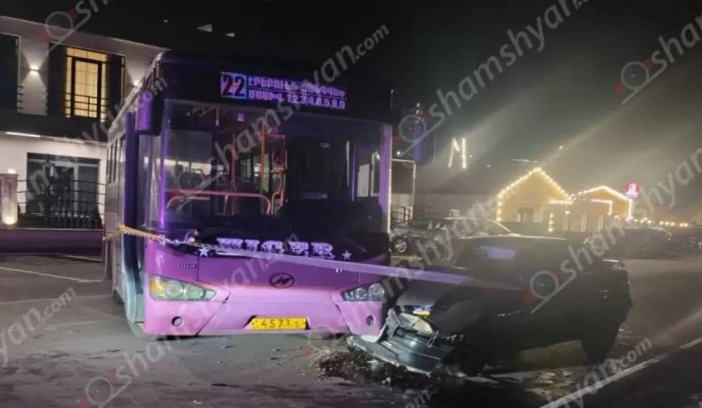 Արտաշատի խճուղում բшխվել են թիվ 22 երթուղին սպասարկող ավտոբուսն ու «Opel»-ը․ կա վիրшվոր