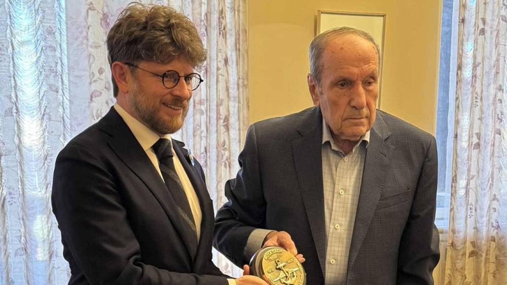 Լևոն Տեր-Պետրոսյանը Ֆրանսիայի դեսպանին ներկայացրել է ՀՀ-ում ներքաղաքական լարվածության մեղմացման հեռանկարների վերաբերյալ իր տեսակետները