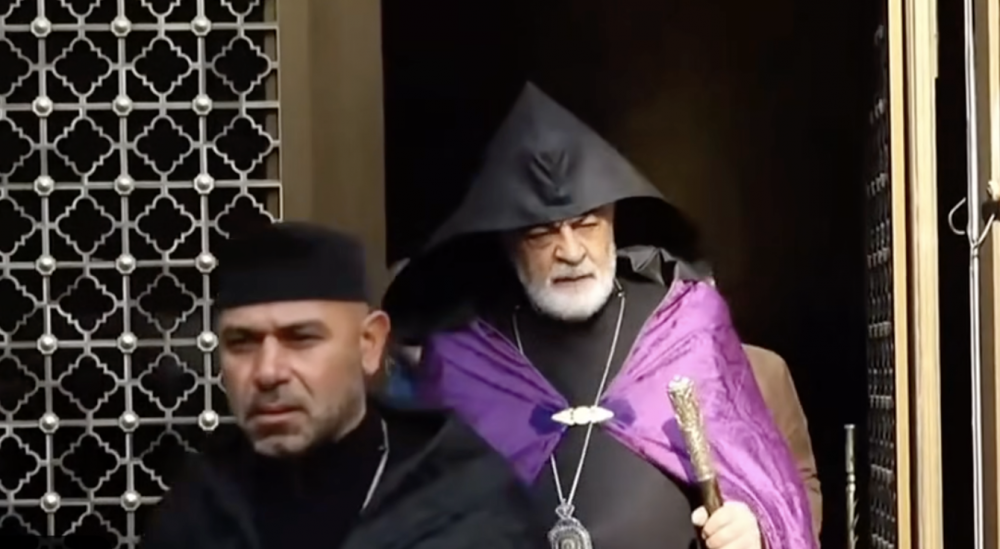 Նավասարդ արք. Կճոյանը ներկա է Փաշինյանի մասնակցությամբ պատարագին (տեսանյութ)