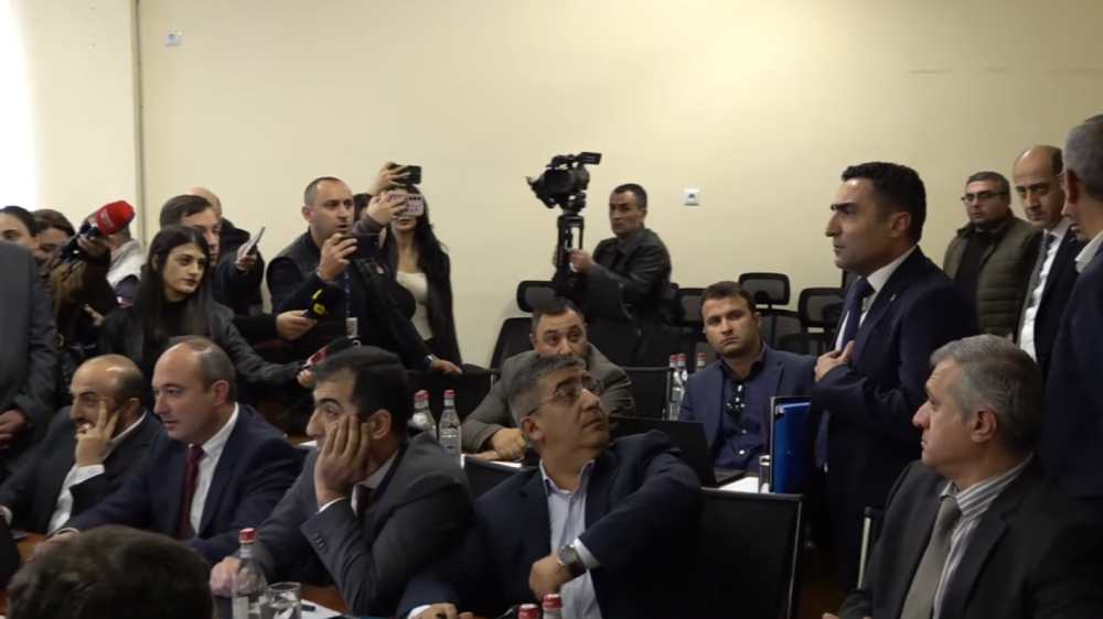 Մի հատ ձեր բեյջերը ցույց տվեք, տեսնեմ լրագրող եք, թե՝ սադրիչներ. Լարված իրավիճակ՝ ՀԾԿՀ նիստին
