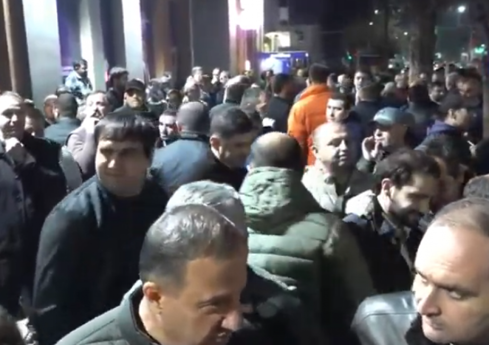 Ծափեր ու սուլոցներ ՔՊ շտաբում. ԿԸՀ–ն տվյալներն ամբողջությամբ չի հրապարակել, ՔՊ–ականները նշում են հաղթանակը (ուղիղ)