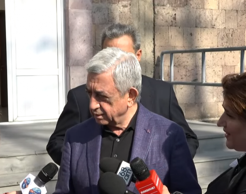 Ես որտեղի՞ց եմ փախել, որ ստեղից փախնեմ, նույնիսկ, եթե վստահ լինեմ, որ ինձ կդատապարտեն մահապատժի, ես էս երկրից չեմ փախչի, սա իմ երկիրն է, իրանց երկիրը չի. Սերժ Սարգսյան