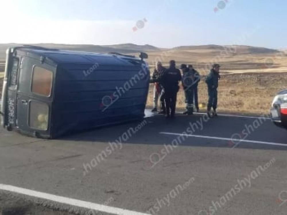 Գավառում գյուղմթերքով բարձված «Ford Transit»-ը կողաշրջվել և հայտնվել է ճանապարհի երթևեկելի գոտում