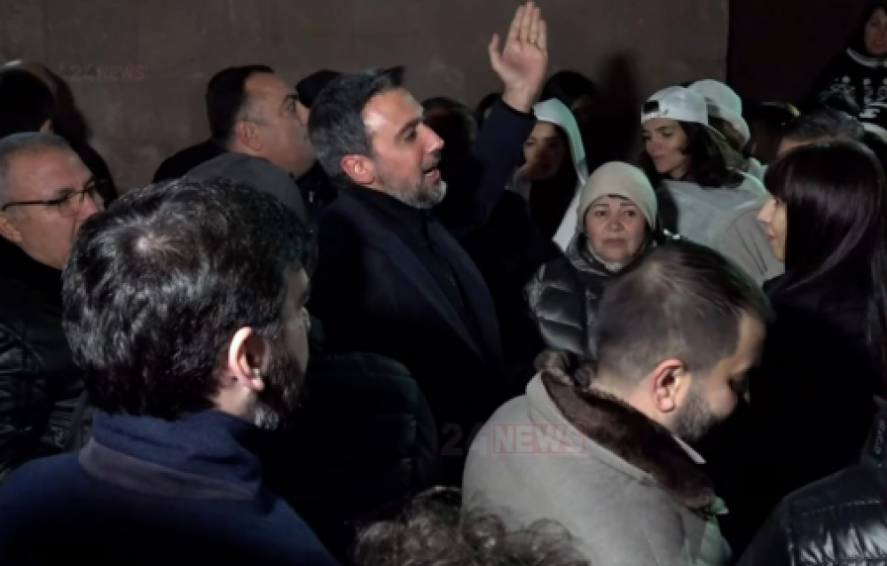 «Ձեզ հալալ ա, ժողովու՛րդ». 13 ժամ հետո Սամվել Կարապետյանի դատական նիստը շարունակվում է