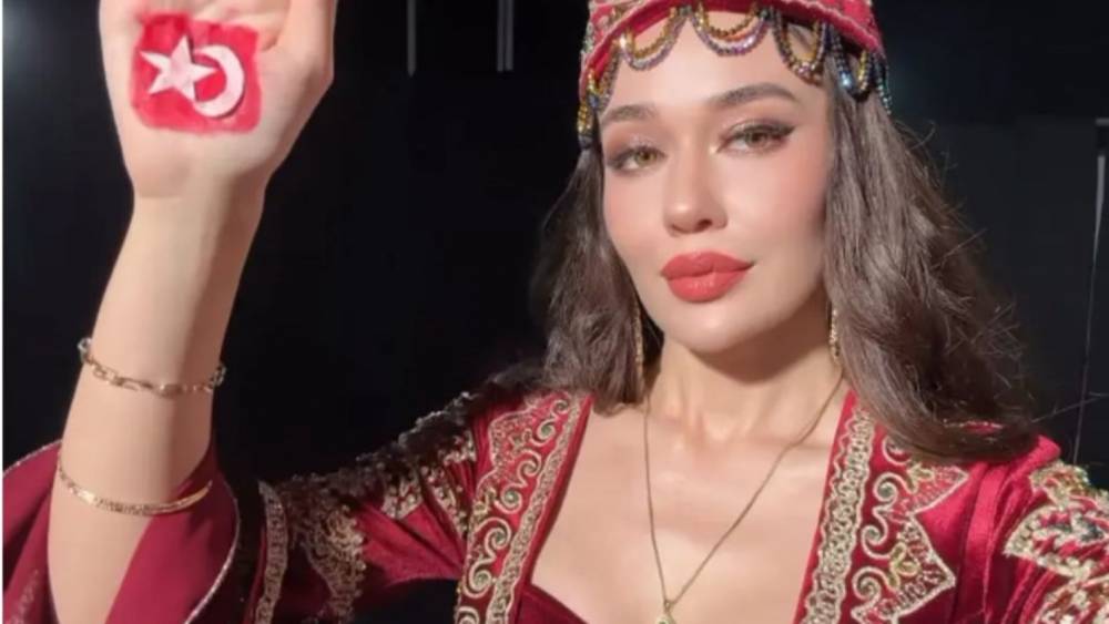 «Միսս Տիեզերք 2025»-ի ժամանակ թրքուհուն թույլ չեն տվել ծածանել Թուրքիայի դրոշը