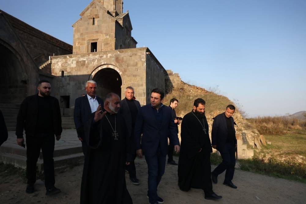 Գուցե այդ հանդիպումն իր համար էր ջերմ, բայց իմ Արցախը տալուց հետո ես ոչ մեկի հետ ջերմ շփման եզր չունեմ. Հայր Սահակի արձագանքն՝ Ալեն Սիմոնյանին