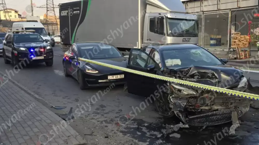 Խոշոր ավտովթար՝ Զովունիում. բախվել են 2 «Toyota»-ներն ու «Tesla»-ն. կա 3 վիրավոր