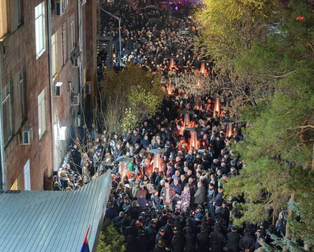 Սամվել Կարապետյանի աջակիցները սպասում են դատարանի որոշմանը