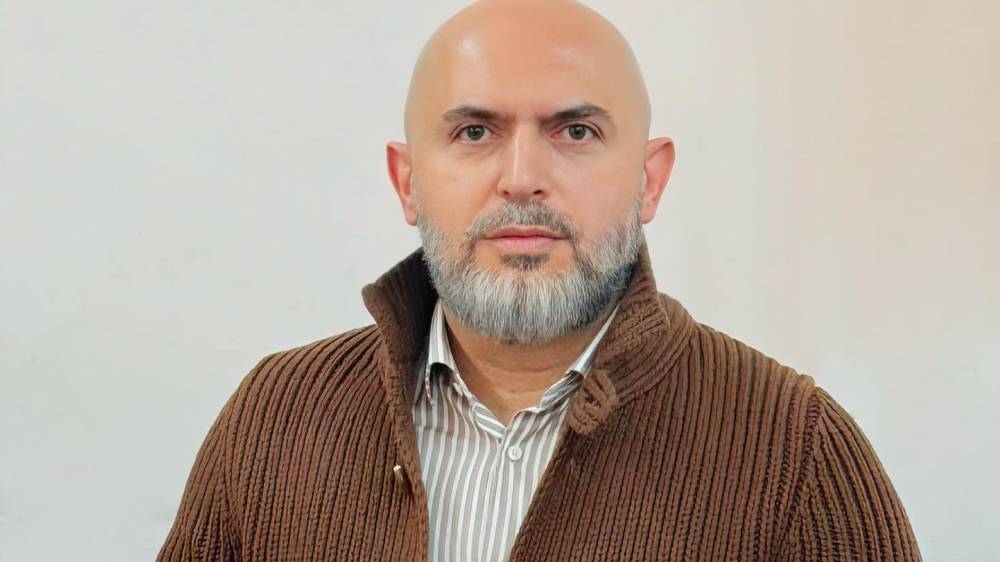 ԱԺ գլխավոր աթոռին լղոզված մարդակերպ թափոնը, ով ժամանակին իմ տան մուտքի մոտ հերթապահում էր. Արմեն Աշոտյան