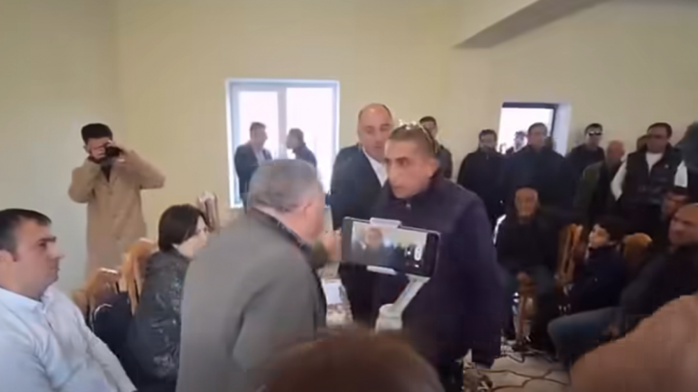 Քեզ ըտենց մի պահի, ծախված շուն. Քարաբերդի ոսկու հանքավայրի շահագործման շուրջ հանրային լսումներում իրավիճակը լարվեց