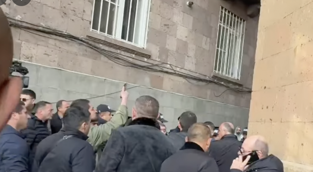 Սկանդալ` Սուրբ Սարգիս եկեղեցում. քաղաքացուն բերման ենթարկեցին կաթողիկոսի անունը հնչեցնելու համար