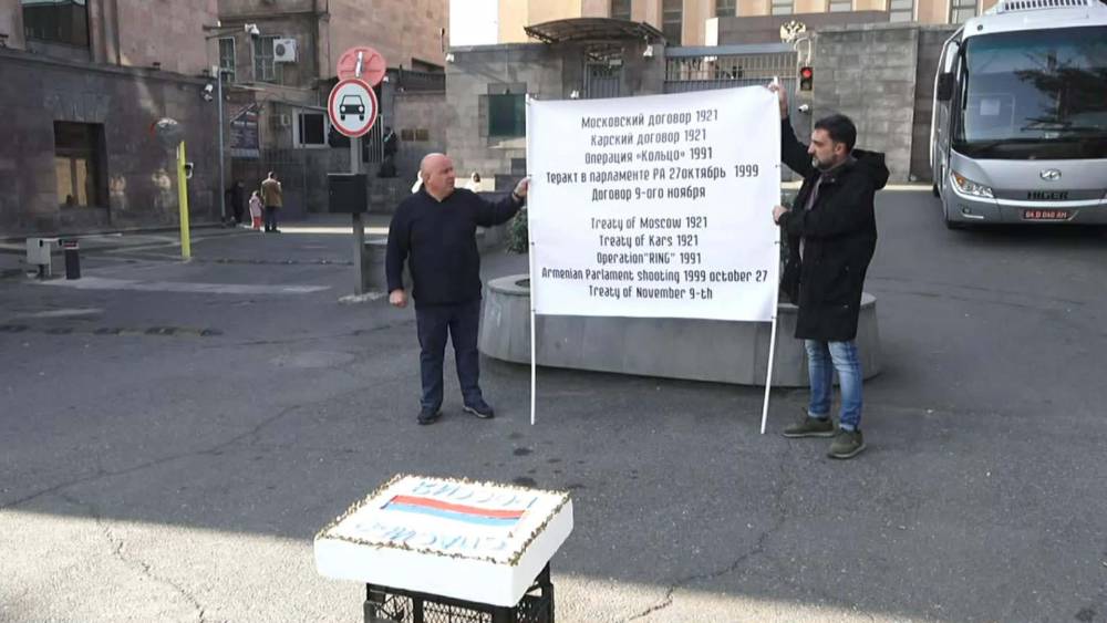 Նոյեմբերին 9-ի 5-րդ «տարելիցի» առիթով տորթով շնորհակալություն են հայտնում Ռուսաստանին