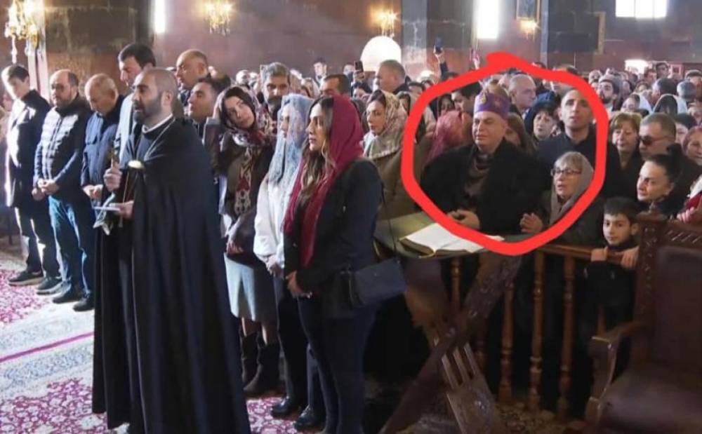 Նիկոլ Փաշինյանի մասնակցությամբ պատարագին ներկա է նաև իրեն «Առյուծ Մհեր Պողոս Ավագառաքյալ» համարող անձը