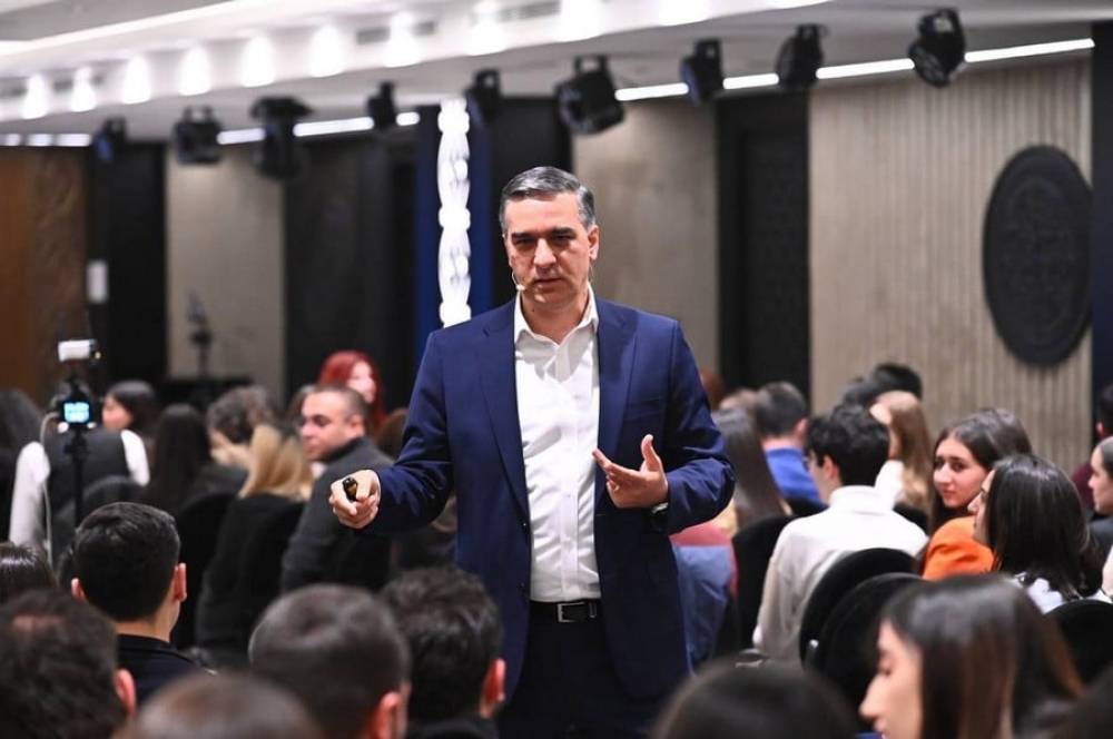 Կրթական համակարգը պետք է դպրոցականին պատրաստի բուհական համակարգի համար. Թաթոյան