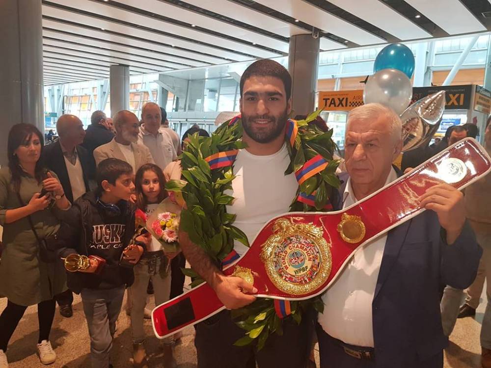 Բռնցքամարտի աշխարհի չեմպիոնը ժամանեց հայրենիք․ (տեսանյութ)