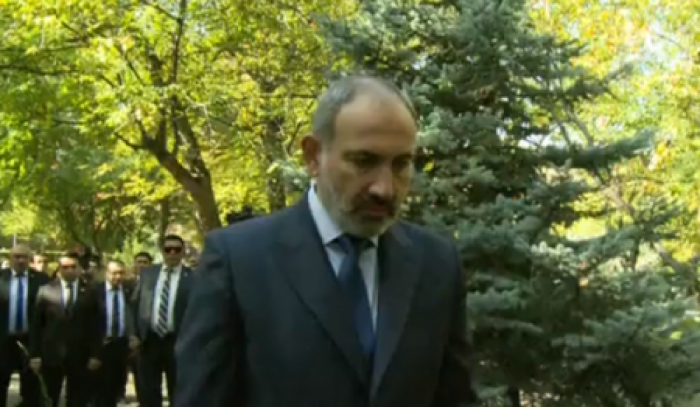 Նիկոլ Փաշինյանը հարգանքի տուրք է մատուցում Հոկտեմբերի 27-ի ոճրագործության զոհերի հիշատակին (տեսանյութ)