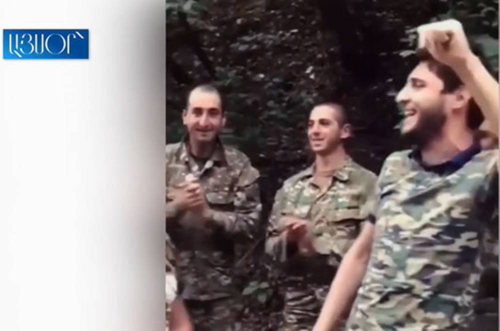 «Հայեր միացեք, միացեք հայեր, Արցախն է մեզ կանչում». երգում են առաջնագծում (Տեսանյութ)