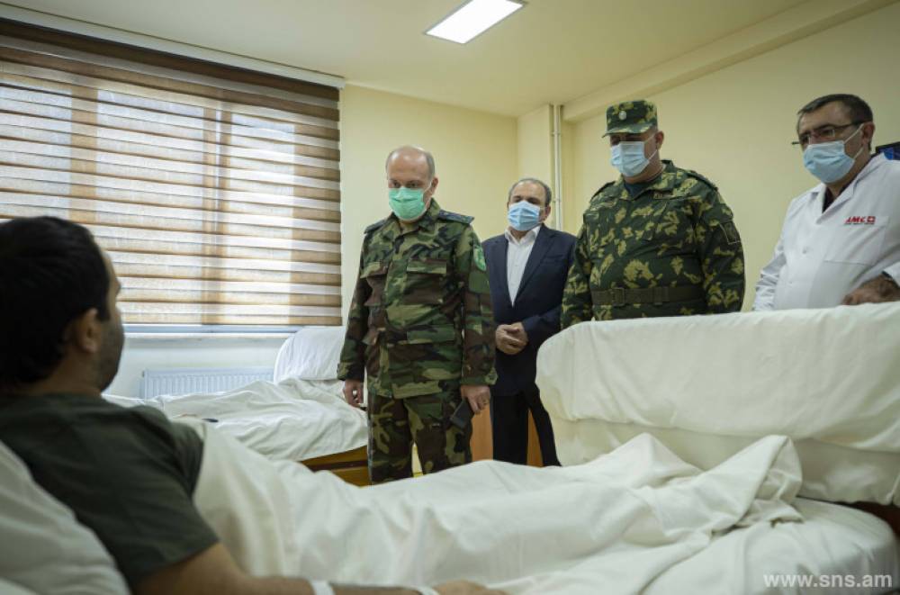Միքայել Համբարձումյանը, ԱԱԾ տնօրենի տեղակալն ու ԱԱԾ այլ պաշտոնյաներ այցելել են սահմանապահ զորքերի վիրավոր զինծառայողներին (լուսանկարներ)