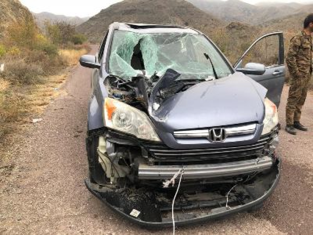 ԱԹՍ-ի արկն ընկել է գնդերեց Դավիթ սարկավագի մեքենայի վրա, բայց չի պայթել (լուսանկարներ)